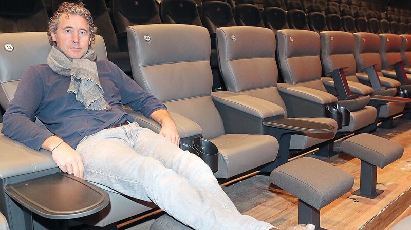 Kino-Chef Michael Wohlgemuth in einem der bereits fertig installierten Premiumsitze. Sie sind aus Leder, können leicht zurückgeklappt werden und haben eine Fußstütze sowie kleine Tische integriert.  Foto: Christine Vinçon