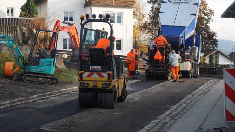 Die Asphaltierungsarbeiten der vergangenen zwei Wochen (wie hier am Beginn der Riedelsteinstraße) konnten weitgehend abgeschlossen werden.