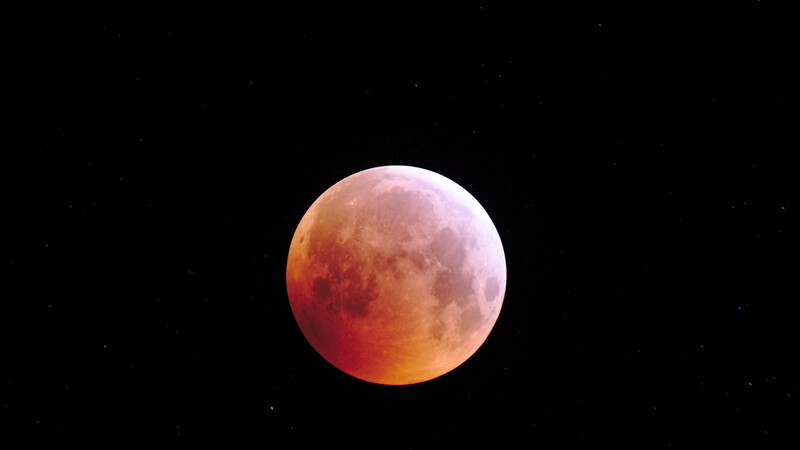 Im Jahr 2019 war der sogenannte Blutmond zu sehen. Bei dieser totalen Kernschattenfinsternis liegen Sonne, Erde und Mond auf einer Linie. Die Erdatmosphäre filtert das Sonnenlicht, sodass nur rote Lichtstrahlen auf den Mond treffen und ihn rot leuchten lassen. Der nächste Blutmond ist im Mai 2022 zu sehen.