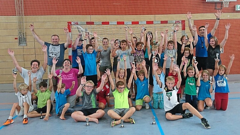 Ein voller Erfolg war wieder die Jugendbildungsmaßnahme der Handballabteilung des TSV Rottenburg. Nach drei Tagen verabschiedeten sich die Kinder und ihre Betreuer mit einer "La Ola"-Welle in die Sommerpause.