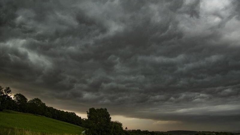 Dunkle Wolken werden sich laut DWD am Nachmittag über dem Freistaat zusammenbrauen - dann kann es zu Unwettern und Starkregen kommen. (Symbolbild)