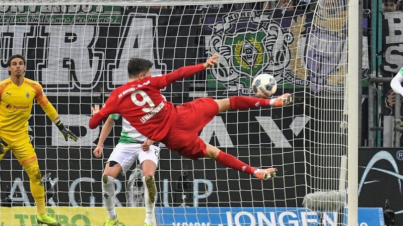Auch artistisch klappt es nicht: Bayern-Star Robert Lewandowski bleibt im dritten Liga-Spiel in Serie ohne Tor.