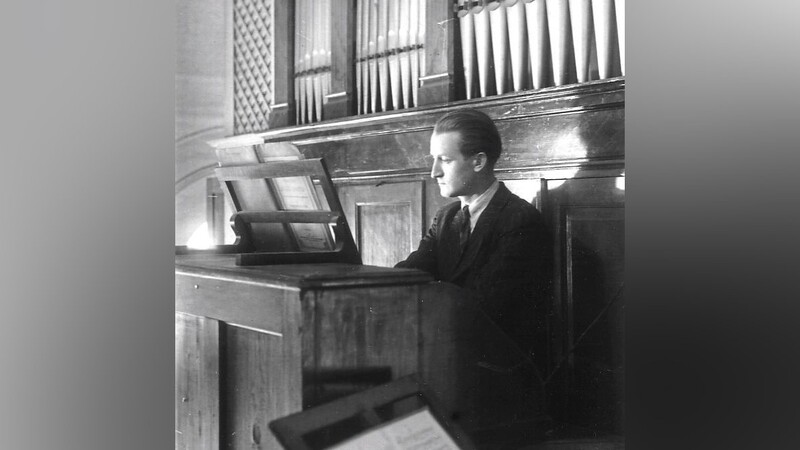 Franz Kögler in jungen Jahren an der Ergoldsbacher Orgel.