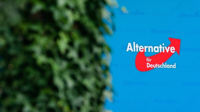 Ein Plakat mit dem Logo der Partei Alternative für Deutschland.