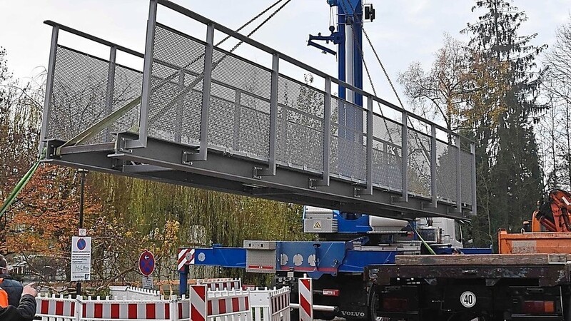 Die neue Stahlbrücke, 9,5 Meter lang und 3,3 Tonnen schwer.