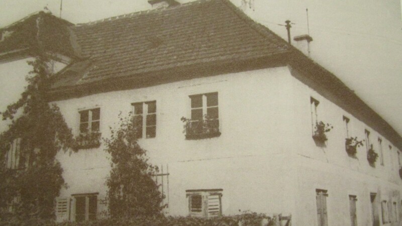 Das alte, vielen Altdorfern noch bekannte Schulhaus neben der Nikolakirche wurde in den siebziger Jahren beseitigt.