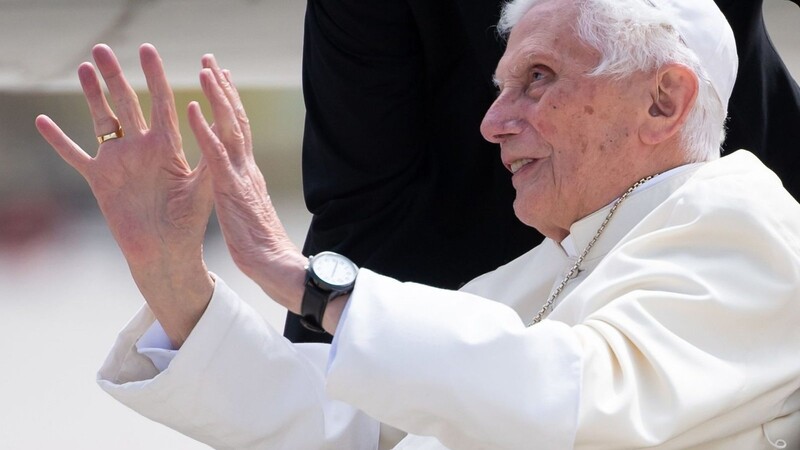 Der emeritierte Papst Benedikt XVI. winkt am Flughafen München.