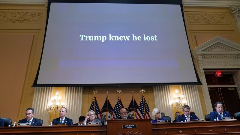 "Trump knew he lost" steht auf einer Leinwand während der Sonderausschuss des Repräsentantenhauses.