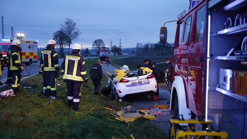 Auf der B8 im Kreis Deggendorf hat sich am Dienstagmorgen ein schwerer Unfall ereignet.