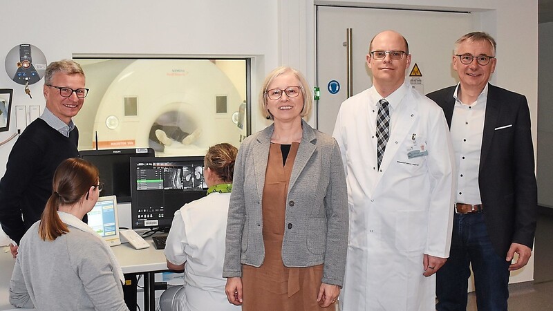Der neue Chefarzt Privatdozent Dr. Florian Schwarz (Zweiter von rechts) wird mit dem MRT im Hintergrund auch die Diagnostik von Herzerkrankungen verbessern. Landrat Bernd Sibler (links), Landrat Werner Bumeder (rechts) und Klinik-Vorstand Dr. Inge Wolff begrüßten ihn an seiner neuen Wirkungsstelle.