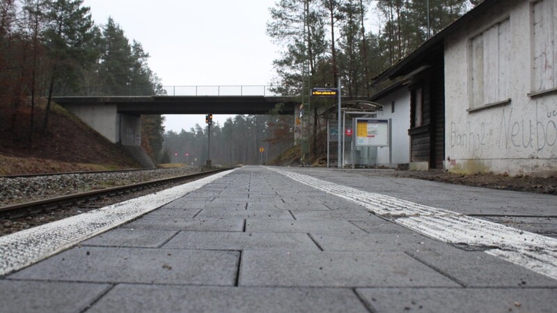Der neue Pflasterbelag am Bahnhof in Neubäu am See ist eine kleine Aufwertung für das Areal. In einigen Jahren wollen Bahn, Stadt und Landkreis eine Gesamtmaßnahme anpacken, um das zweite Gleis zu erschließen.