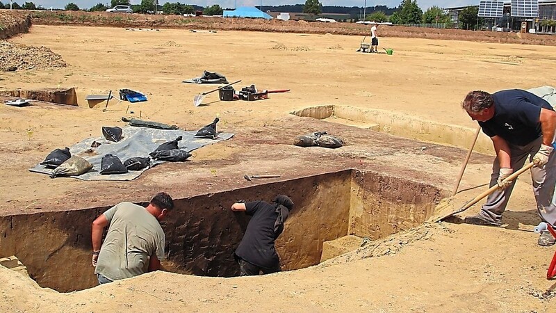 Grabungsarbeiten auf dem Gelände des künftigen neuen Landratsamts im Süden von Essenbach: Die Ausgräber fanden vor allem Spuren einer über 3000 Jahre alten Siedlung.