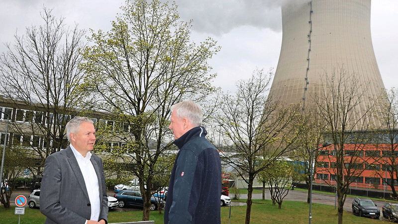 Da dampft der Kessel noch: Guido Knott, Geschäftsführer von Preussen-Elektra, und Standortleiter Carsten Müller am Samstagmorgen auf dem Balkon des Besucherzentrums des Kernkraftwerks. Sie begleiteten am späteren Abend die letzte Schicht, bevor das Kernkraftwerk Isar 2 vom Netz ging.