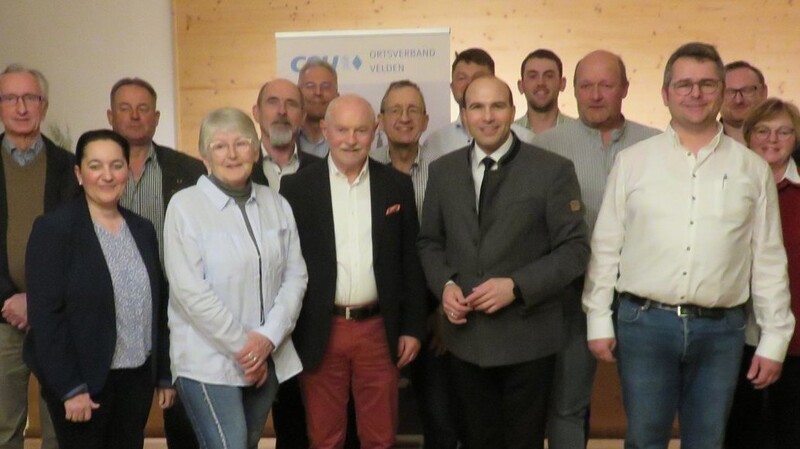 Die Mitgliedsjubilare und die neue Vorstandschaft der Veldener CSU mit Ortsvorsitzendem Marcel Zviedris (4. von rechts).