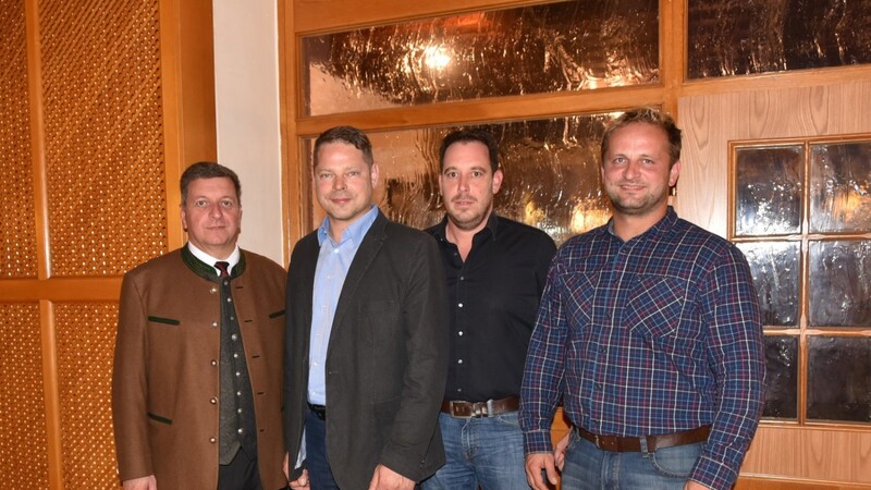 Landrat Christian Bernreiter (v. l.) freute sich über den vom Schauflinger CSU- Ortsvorsitzenden Josef Stangl organisierten Bürgerstammtisch, an dem auch der Ortsvorsitzende Matthias Hackl (Hunding) und der Lallinger Bürgermeisterkandidat Michael Reitberger teilnahmen.