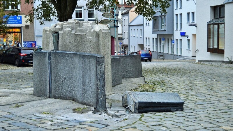 Der beschädigte Brunnen am Kirchplatz.