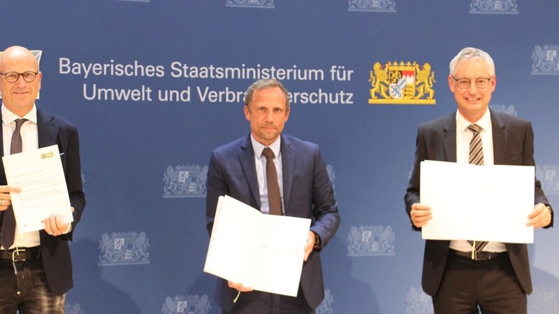 Unterzeichneten die Blühpakt-Allianz (v.l.): Gemeindetagspräsident Dr. Uwe Brandl, Umweltminister Thorsten Glauber und Oberbürgermeister Markus Pannermayr als Vorsitzender des bayerischen Städtetags.