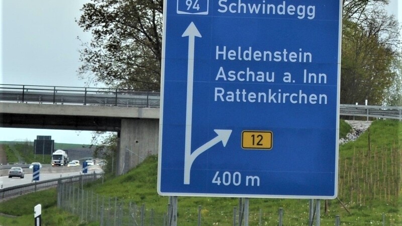 Einen Hinweis auf Buchbach sucht man an der Autobahn-Ausfahrt Heldenstein vergeblich.