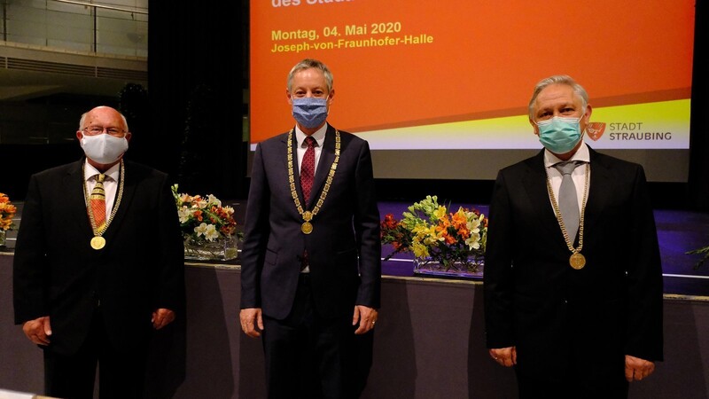 Oberbürgermeister Markus Pannermayr (Mitte) mit dem frisch gewählten zweiten Bürgermeister Dr. Albert Solleder (rechts) und dem dritten Bürgermeister Werner Schäfer (SPD) in einer in jeder Hinsicht ungewöhnlichen konstituierenden Sitzung des neuen Stadtrats: Mit Mund-Nasen-Schutz und auf Abstand.