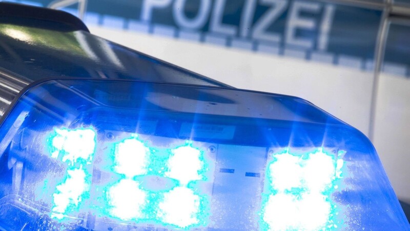 Die Polizei fahndet nach einem Überfall in Nittendorf nach dem Täter.