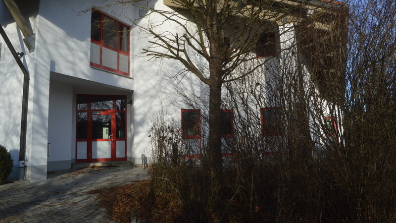 An der Rückseite des Feuerwehrgerätehauses wird demnächst ein Anbau als Umkleideraum für die Aktiven bei Einsätzen errichtet.