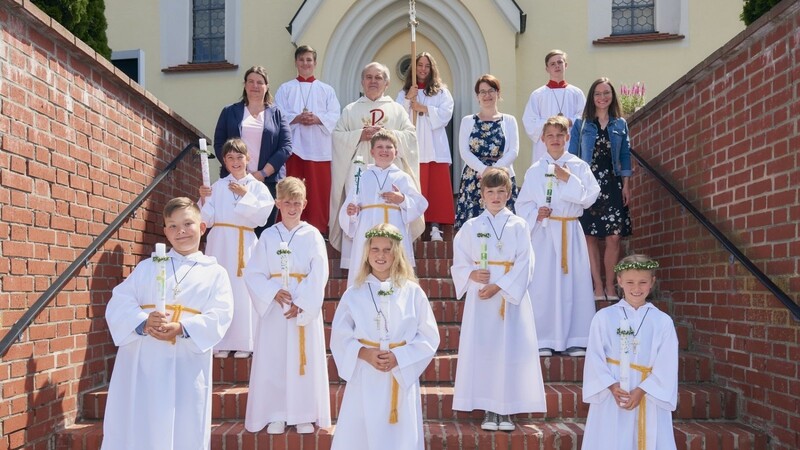 17 Kinder aus der Pfarrgemeinde Postau feierten in zwei Gruppen ihre erste Heilige Kommunion.