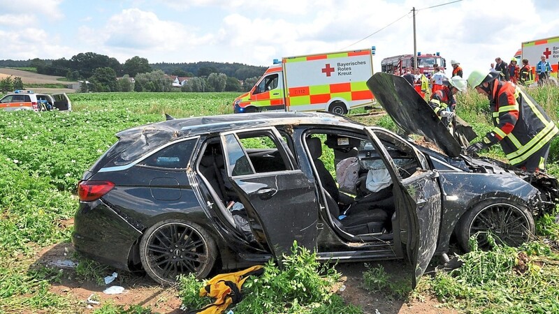 Drei junge Männer sind bei einem Verkehrsunfall am 18. Juli 2021 auf der Kreisstraße KEH 24 zwischen Sandsbach und Herrngiersdorf schwer verletzt worden. Der 23-jährige Fahrer hatte wegen nicht angepasster Geschwindigkeit die Kontrolle über seinen Pkw verloren. Der Wagen überschlug sich und landete in einem Kartoffelacker.