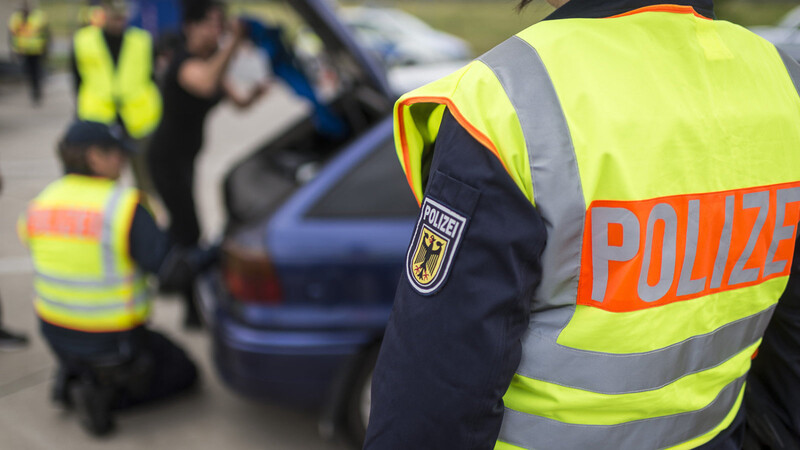 Bundespolizisten führen im Rahmen der Schleierfahndung eine Kontrolle durch.