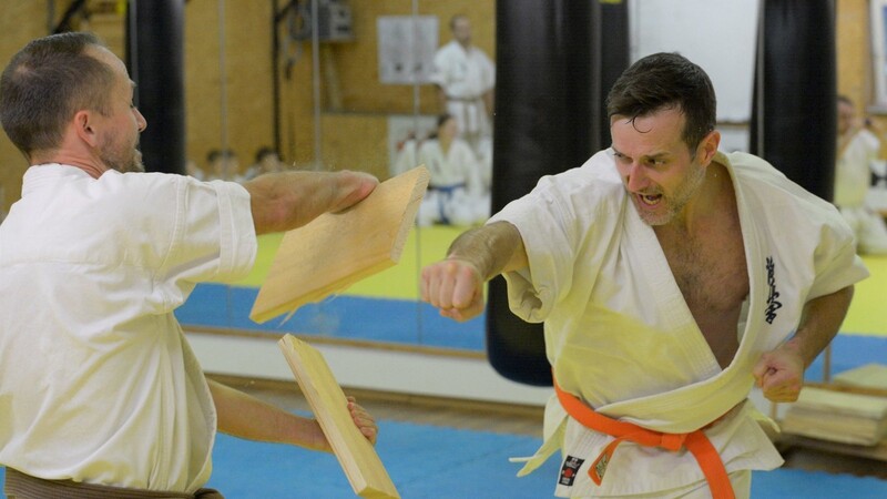 Beim Oyama Karate in Bad Kötzting findet regelmäßig ein Mix-Training mit Kindern und Erwachsenen statt.