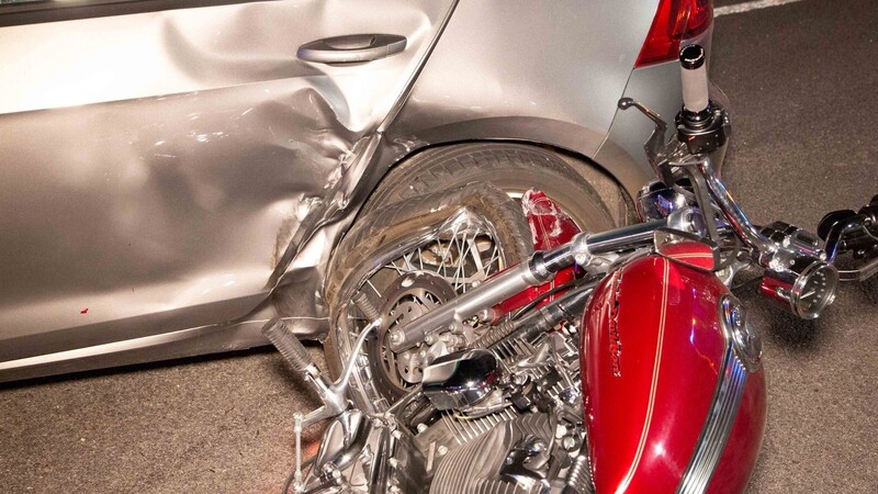 Eine Autofahrerin hat am Freitagabend beim Abbiegen auf die B388 einen Motorradfahrer übersehen. Es kam zum Zusammenstoß.
