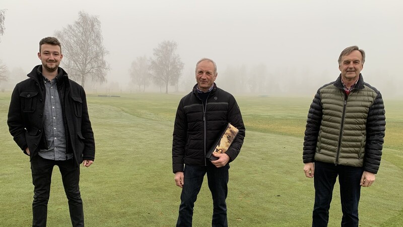 Der neue Greenkeeper Martin Gerbl, sein langjähriger Vorgänger Rudi Dechantsreiter sowie Golfclub-Präsident Richard Erhardsberger (von links).