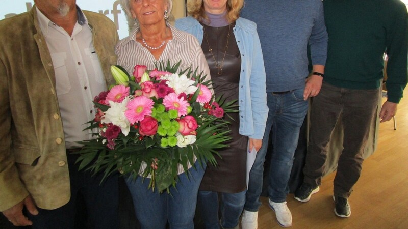 Blumen gab es für das scheidende Ehepaar Rudi und Andrea Kollmeier von den drei neuen Vorsitzenden.