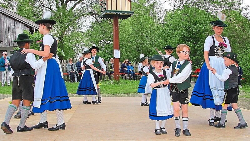 Der Nachwuchs des Erdinger Heimat- und Trachtenvereins Edelweiß-Stamm zeigte alte bayerische Volkstänze.