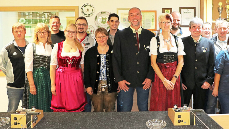 Das neu gewählte Schützemeisteramt von "Bodomar" Puttenhausen. Auf diesen Schultern ruht die Arbeit in den kommenden drei Jahren. Gauschützenmeisterin und erste Damenleiterin Annemarie Kuffer (2. v. l.) gratulierte.