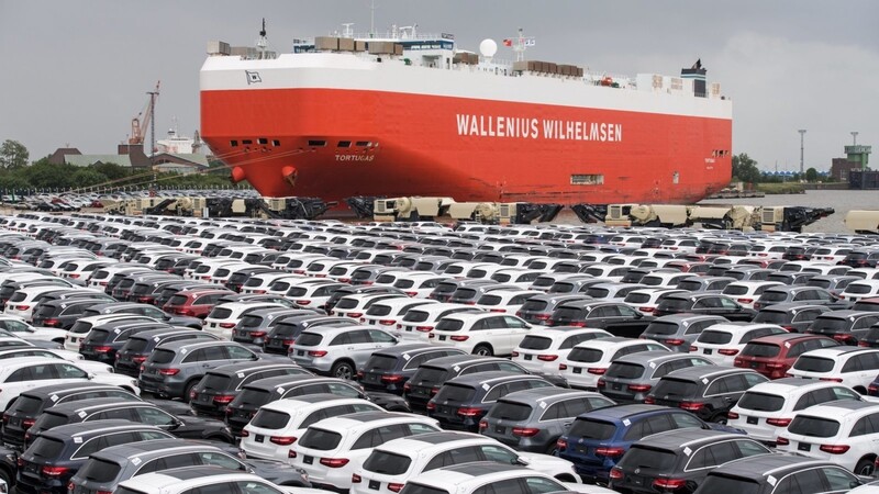 Neuwagen von Mercedes-Benz stehen auf dem Autoterminal in Bremerhaven. Die Exporterwartungen der Industrie sind gefallen.