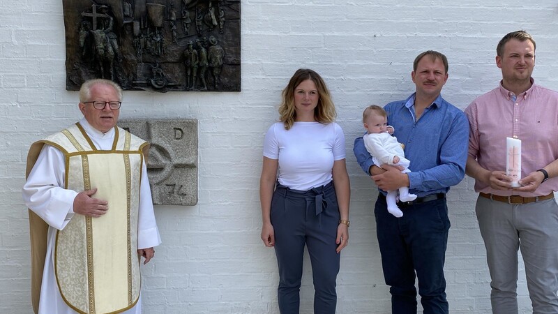 Magdalena Raab mit ihrem Eltern und dem Taufpaten, links Monsignore BGR Augustin Sperl.