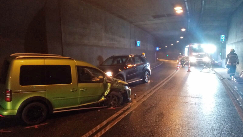 Bei einem Unfall im Josef-Deimer-Tunnel sind am Freitagabend zwei Autofahrer verletzt worden.