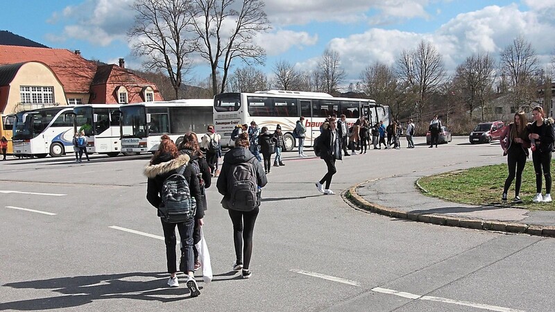 Jugendliche steuern am Freitagmittag die Schulbusse an. Ein Bild, das es in den nächsten Wochen so nicht mehr geben wird. Bis zu den Osterferien sind bayernweit alle Schulen geschlossen.