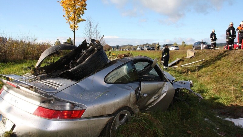 Bei Schlondorf ist ein Porschefahrer von der Fahrbahn abgekommen. Er wurde mittelschwer verletzt.