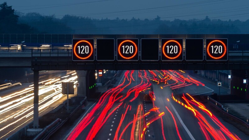 Leuchttafeln zeigen über der Autobahn A3 eine Geschwindigkeitsbegrenzung von 120 Stundenkilometern an. Mitte des kommenden Jahrzehnts sollen solche Schilderbrücken auch den Verkehr zwischen München und Augsburg auf der A8 regeln.