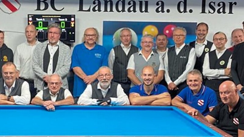 Zehn Mannschaften mit Spielern aus dem gesamten Freistaat traten beim 1. Egerer Dreiband-Cup an, Landaus Bürgermeister Matthias Kohlmayer (l.) wünschte ihnen viel Erfolg.