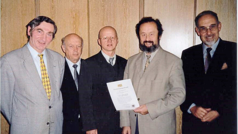 Regierungspräsident Dr. Walter Zitzelsberger (rechts) überreichte vor 20 Jahren die Stiftungsurkunde an den Vorstand der Caritas Kelheim: (v. l.) Dr. Günther Blumberg, Pfarrer Horst Mally, Hubert König und Josef Stadler.