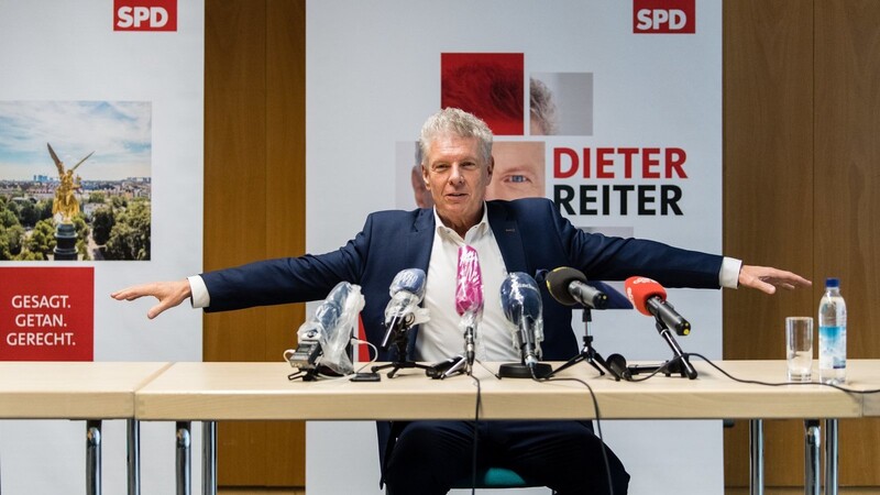 Abstand hält Münchens wiedergewählter Oberbürgermeister Dieter Reiter (SPD) wegen des Coronavirus nicht nur auf der Pressekonferenz, mit Abstand - 71,7 Prozent - hat er auch die Stichwahl gewonnen.