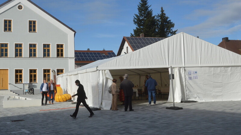 In einem Zelt mitten auf dem Kirchplatz wurde die offizielle Einweihung vor geladenen Gästen gefeiert.