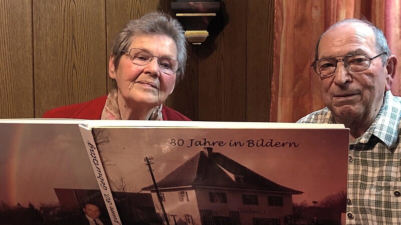 Die Geschwister Ottilie Flieger und Hans Baumgartner blättern in ihrem Buch des Lebens.
