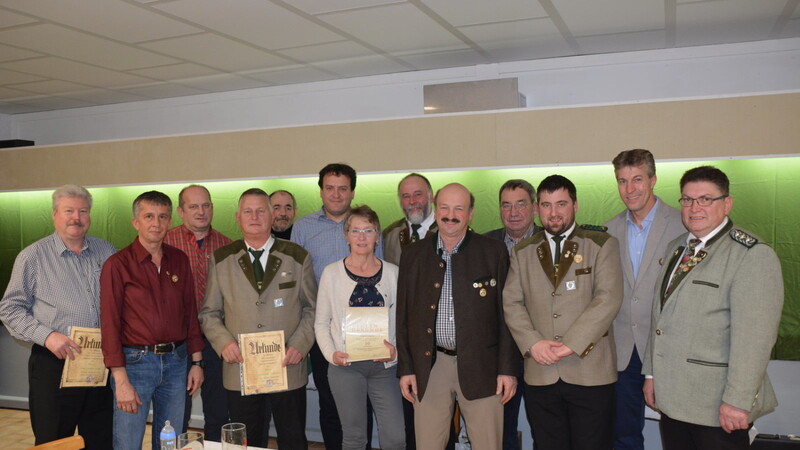 Die langjährigen Mitglieder mit Ehrengästen des Schützenvereins Alpenrose-Langgraben.