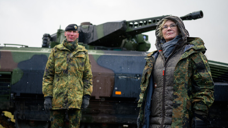 Christine Lambrecht sichert der Ukraine weitere Hilfen zu. Dennoch dürfe die Nato auf keinen Fall Kriegspartei werden, sagt sie.