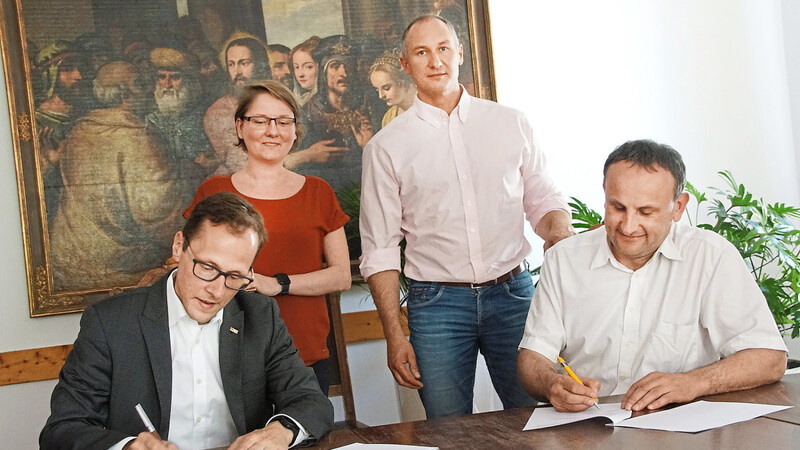 Björn Heinrich (links) und Josef Schütz unterschrieben am Donnerstag den Vertrag, dahinter Janina Weißenseel und Markus Götz.