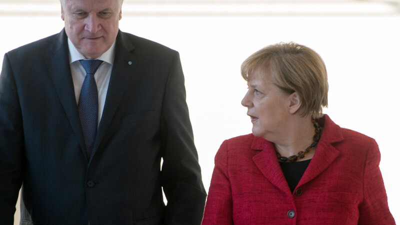 Bayerns Ministerpräsident Horst Seehofer (CSU) bereitet ungeachtet seiner Kompromisssignale in der Flüchtlingspolitik eine Klage gegen die Bundesregierung vor.