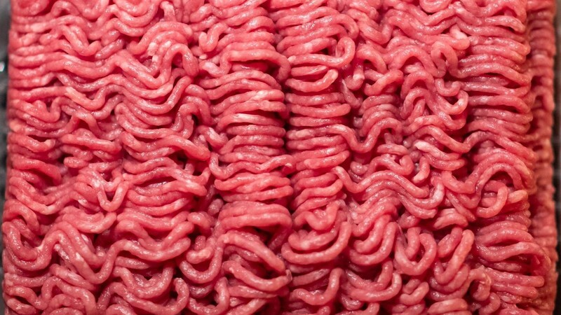 Bio-Hackfleisch vom Rind aus dem Supermarkt liegt in einer Schale.
